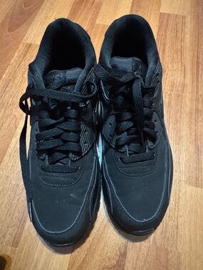 Nike Men's Black Low-Top Lace-Up Sneakers